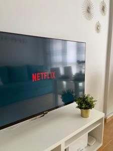 A television and/or entertainment centre at ÁTICO "TURQUESA BEACH" CON PISCINA, TERRAZA y BARBACOA