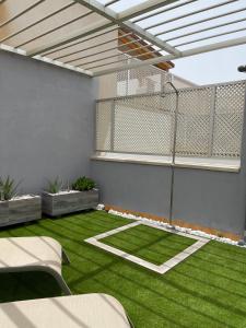 A garden outside ÁTICO "TURQUESA BEACH" CON PISCINA, TERRAZA y BARBACOA