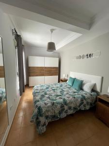 A bed or beds in a room at ÁTICO "TURQUESA BEACH" CON PISCINA, TERRAZA y BARBACOA