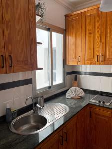 A kitchen or kitchenette at ÁTICO "TURQUESA BEACH" CON PISCINA, TERRAZA y BARBACOA
