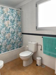 A bathroom at ÁTICO "TURQUESA BEACH" CON PISCINA, TERRAZA y BARBACOA