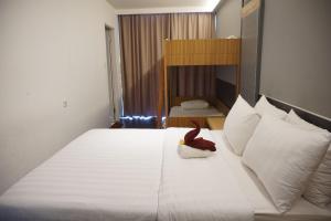 Katil atau katil-katil dalam bilik di HOTEL PANTES SIMPANG LIMA SEMARANG