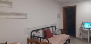 ジャルディーニ・ナクソスにあるAppartamento Glass Cinquecentoのベッドルーム(赤い枕のベッド1台、テレビ付)