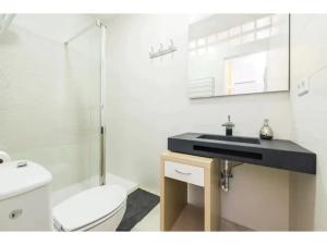Kúpeľňa v ubytovaní Little Cozy loft Madrid free street parking WIFI Barbadillo Bis