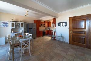 cocina con mesa y sillas en una habitación en Celine Deluxe Apartment en Lefkada