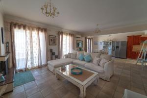 sala de estar con sofá y mesa en Celine Deluxe Apartment en Lefkada