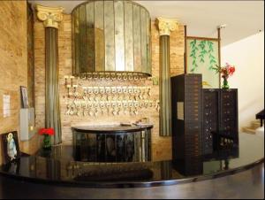 ロードス・タウンにあるSmart Accommodation Rhodesのテーブル付きの部屋、ワイングラス付きの壁