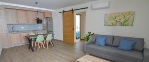 Kuchyňa alebo kuchynka v ubytovaní Apartamentos Turísticos Hornillo AT-CC-00681