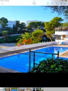 Blick auf den Pool in einem Gebäude in der Unterkunft Vallibre apartments in Cala d´Or