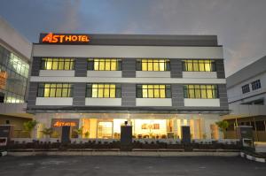 un edificio con un cartello sulla parte anteriore di AST Hotel a Alor Setar