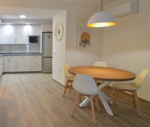 Kuchyňa alebo kuchynka v ubytovaní Apartamentos Turísticos Hornillo AT-CC-00681