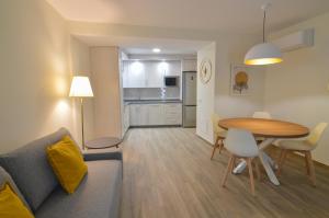 Kuchyňa alebo kuchynka v ubytovaní Apartamentos Turísticos Hornillo AT-CC-00681