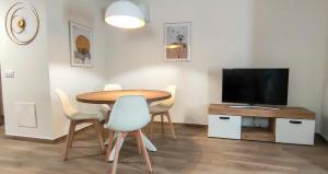 Televízia a/alebo spoločenská miestnosť v ubytovaní Apartamentos Turísticos Hornillo AT-CC-00681