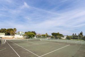 ストランドにあるGreenways Strand Golf Beach C3のテニスコート