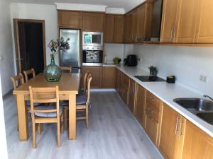 A kitchen or kitchenette at Vivienda amplia y luminosa a escasos metros de la playa de Cangas.