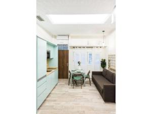 salon z kanapą i stołem w obiekcie Precioso estudio situado en la zona de Las Ventas Barbadillo Der w Madrycie