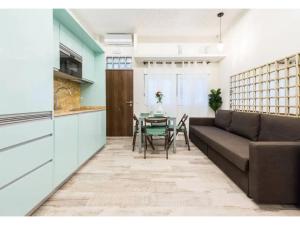 salon z kanapą i stołem w obiekcie Precioso estudio situado en la zona de Las Ventas Barbadillo Der w Madrycie +14 zdjęć