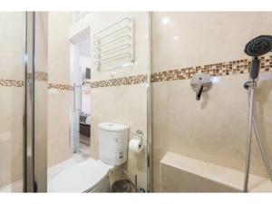 mała łazienka z toaletą i prysznicem w obiekcie Precioso estudio situado en la zona de Las Ventas Barbadillo Der w Madrycie