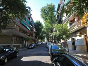 ulica z samochodami zaparkowanymi na poboczu w obiekcie Precioso estudio situado en la zona de Las Ventas Barbadillo Der w Madrycie