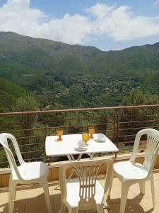 stół i krzesła na balkonie z widokiem w obiekcie Galini Home: Cozy Home with great view of Taygetos 