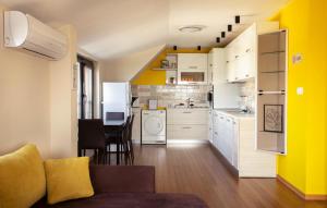 een kleine keuken en eetkamer met gele muren bij Апартамент за гости Русе Център-Придунавска (Дунав) in Ruse