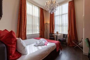 a bedroom with a large bed and a large window at Best Western Museumhotels Delft in Delft