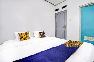 Giường trong phòng chung tại SPOT ON 91190 Pondok Bijaksana