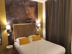 A bed or beds in a room at Le Relais du Chapeau Rouge