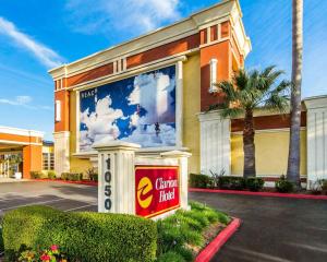 康科德Clarion Hotel Concord-Walnut Creek的前面有大标志的商店