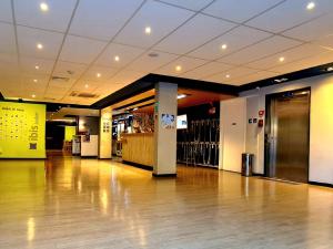 a lobby with a hard wood floor and a door at ibis budget Petropolis in Petrópolis