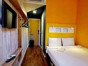 A bed or beds in a room at ibis budget Petropolis