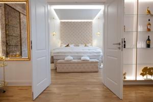 sypialnia z białym łóżkiem i lustrem w obiekcie Schloss Breitenfeld Hotel & Tagung w Lipsku