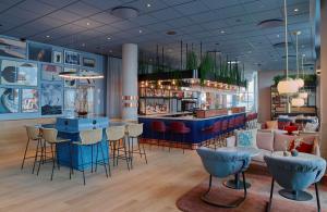 Ο χώρος του lounge ή του μπαρ στο Scandic Oceanhamnen