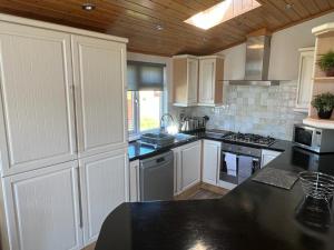 Imagen de la galería de Crystal Lodge with Hot Tub, en Malton