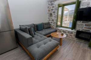 salon z 2 kanapami i telewizorem w obiekcie ERMIS-APEA Villas w mieście Limeni
