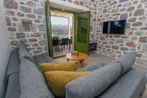 TV a/nebo společenská místnost v ubytování ARIS-APEA Villas