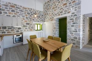Kuchyň nebo kuchyňský kout v ubytování ARIS-APEA Villas