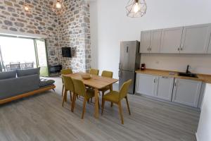 Kuchyň nebo kuchyňský kout v ubytování ARIS-APEA Villas