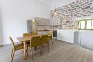 Kuchyň nebo kuchyňský kout v ubytování ARIS-APEA Villas