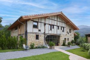 una casa de piedra con techo de gambrel en OAR Cottage en Durango