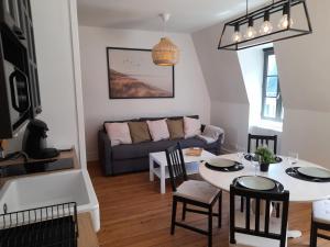 Część wypoczynkowa w obiekcie Charmante Villa plein SUD 50m de la plage - Balcon vue latérale sur Mer - équipée de la Fibre, Wifi, internet