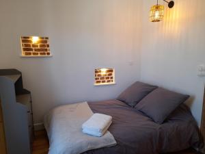 Łóżko lub łóżka w pokoju w obiekcie Charmante Villa plein SUD 50m de la plage - Balcon vue latérale sur Mer - équipée de la Fibre, Wifi, internet