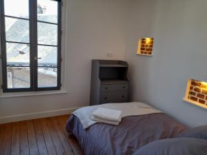 um quarto com uma cama, uma cómoda e uma janela em Charmante Villa plein SUD 50m de la plage - Balcon vue latérale sur Mer - équipée de la Fibre, Wifi, internet em Mers-les-Bains