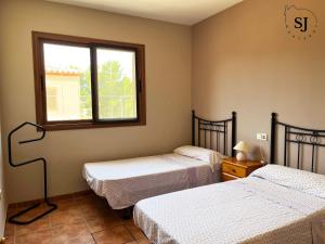 Katil atau katil-katil dalam bilik di Chalet con piscina (B)