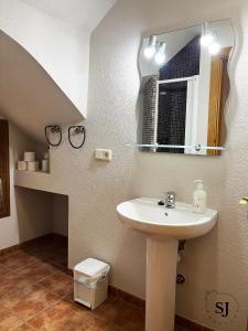 un bagno con lavandino e specchio di Chalet con piscina (B) a Les tres Cales