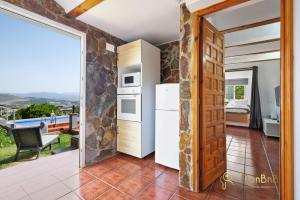 Otwarte drzwi do kuchni z widokiem w obiekcie Casa de 2 dormitorios con piscina privada y desayuno incluido en Alhaurin w mieście Alhaurín de la Torre