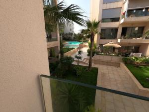 un condominio con piscina e balcone di Appartement Haut standing beach front à Mansouria, Mohammedia a Minaret de Mansuria