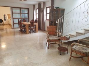 sala de estar con escalera, mesa y sillas en Villa Valeria, en Divšići