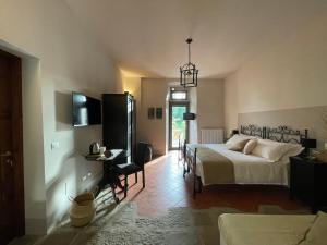 Postel nebo postele na pokoji v ubytování Casale La Gora - B&B di charme