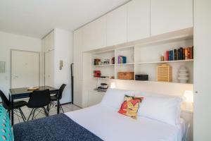 ルガノにあるPanoramic Studio by Quokka 360 - open space apartment with terraceのベッドルーム1室(ベッド1台、テーブル、椅子付)